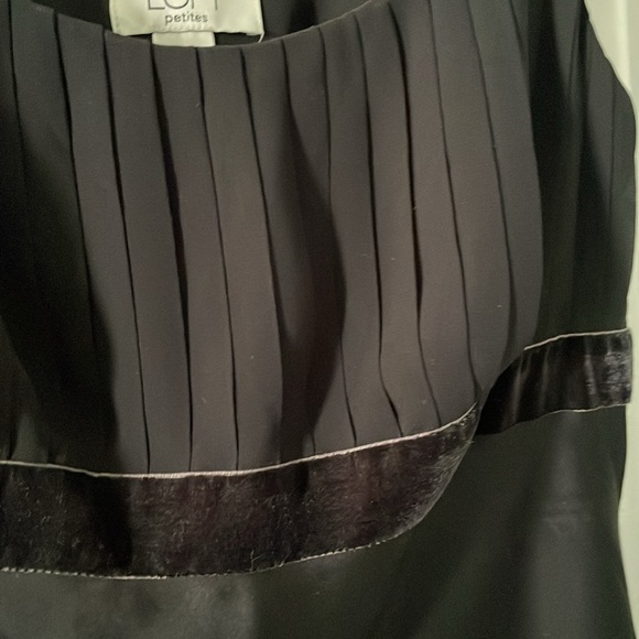 Ann Taylor Black Sleeveless Top with Pleated Accent for Bust Area in Size 0P - Picture 6 of 6